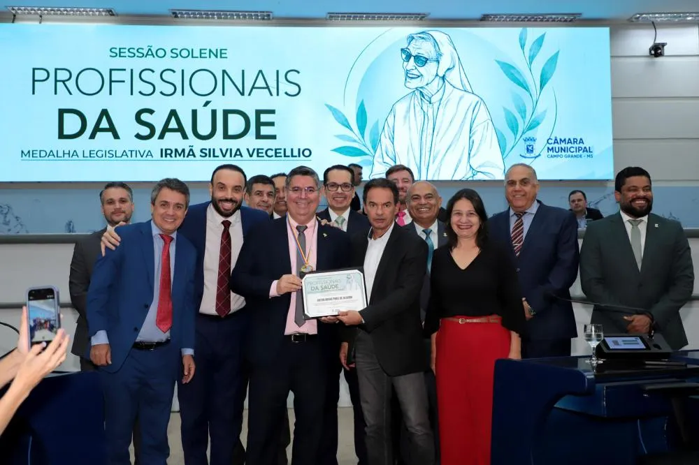 Dr. Victor Rocha é homenageado por sua trajetória na medicina e atuação voluntária na Casa Rosa