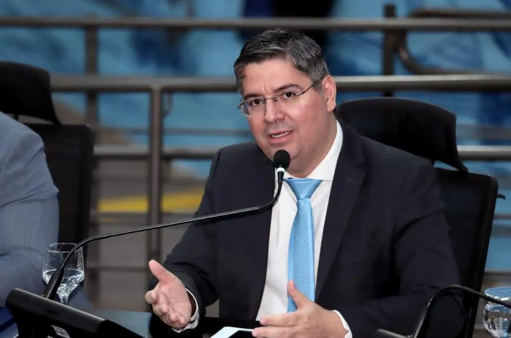 Dr. Victor Rocha presta homenagem à Dra. Liliana Andolpho por sua atuação em Psicologia