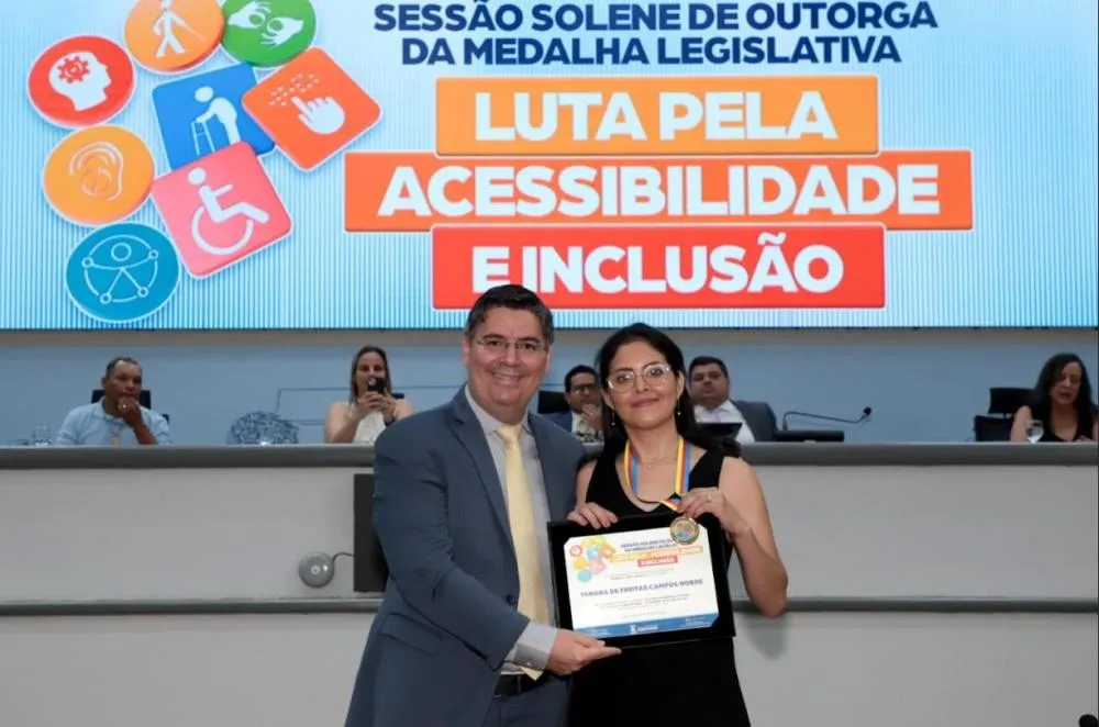 Dr. Victor Rocha Homenageia Yanara de Freitas na Entrega da Medalha Legislativa “Luta pela Acessibilidade e Inclusão”