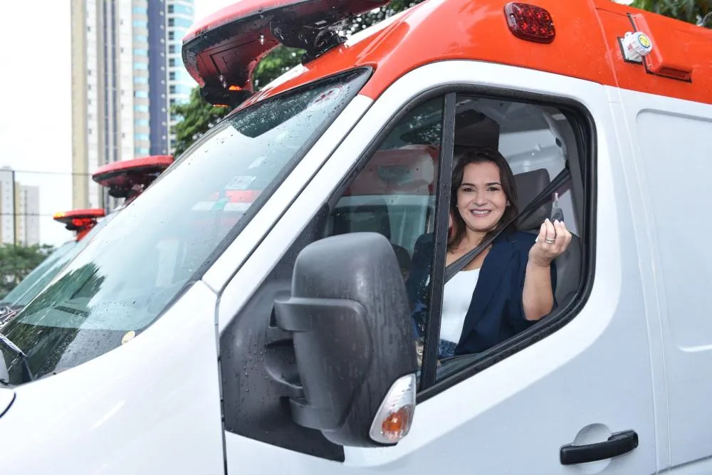 Prefeita Adriane Lopes entrega novas ambulâncias e renova 100% da frota do SAMU