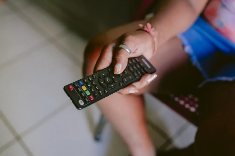 Mais de 550 famílias em Alcinópolis e Japorã recebem kit gratuito com parabólica digital