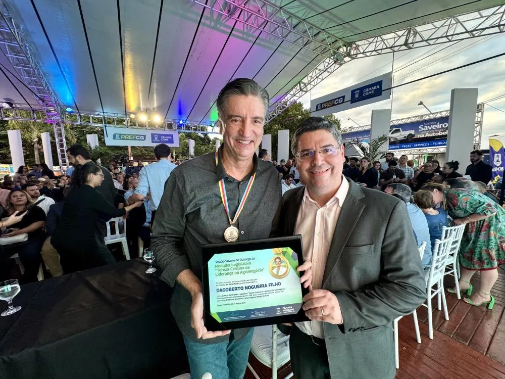 Dr. Victor Rocha Homenageia Dagoberto Nogueira com a Medalha Tereza Cristina