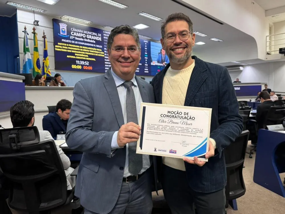 Dr. Victor Rocha entrega moções de congratulação aos profissionais do filme “Do Sul, A Vingança”