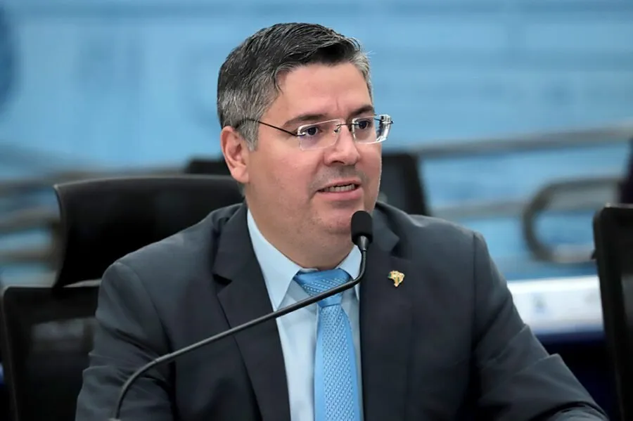 Dr. Victor Rocha homenageia Celisa Aparecida Silva de Barros Nogueira com o Prêmio Papa João Paulo II