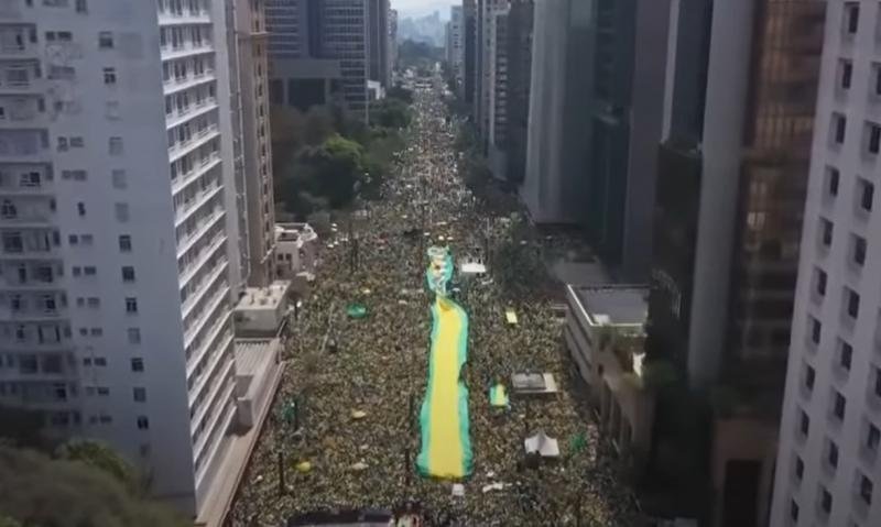 Imagens aéreas: manifestantes pró-Bolsonaro enchem avenida Paulista; veja vídeos de drones